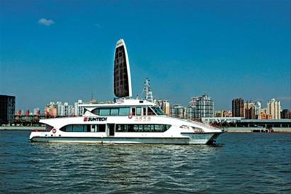 中国首艘太阳能混合动力游船“尚德国盛号”在上海黄浦江起航